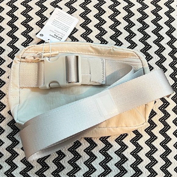 NWT Lululemon Everywhere Belt Bag - White Opal (Metal Logo) - Picture 9 of 10